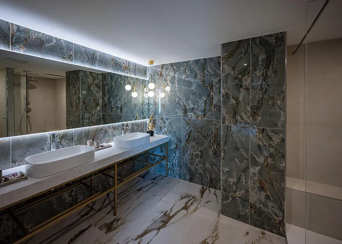 Azur Hotel 3*